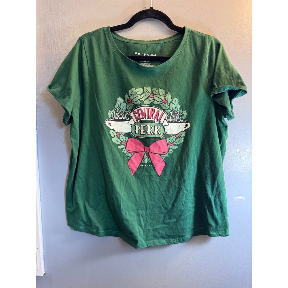 Friends Central Perk Christmas Wreath Graphic T-Shirt Green Womens 0X Mad Engine